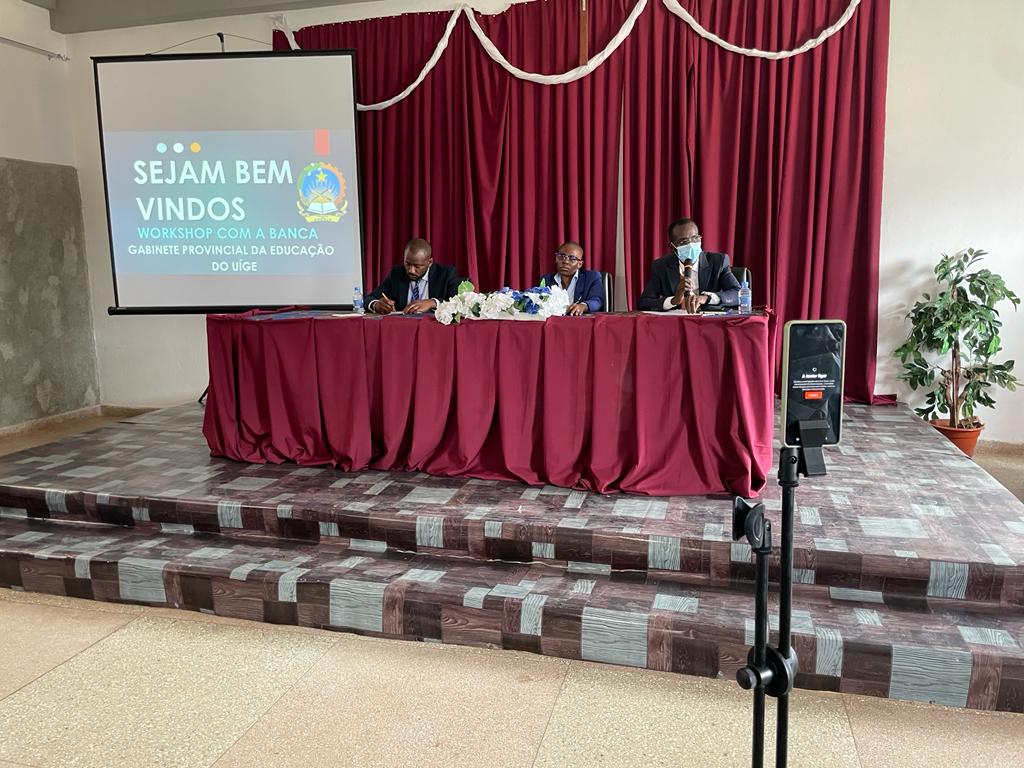 PROFESSORES NO UÍGE FORAM ESCLARECIDOS SOBRE OS SERVIÇOS DA BANCA LOCAL.