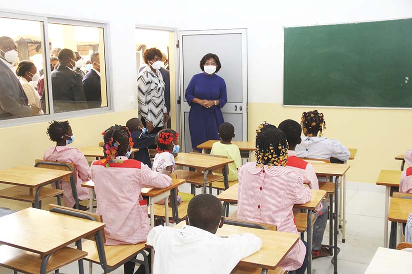 Primeira Dama durante visita ao complexo escolar lar de Nazaré